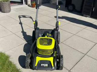 Batteridrevet plæneklipper m opsamler