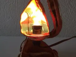 Bordlampe lavet af skaller