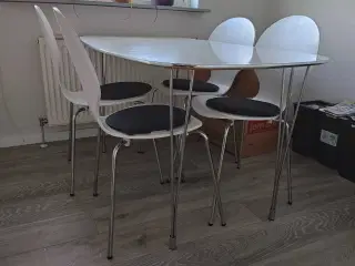 Spisebord med stole 