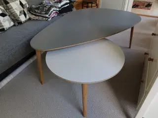 Elegant spisebordssæt i et moderne, ovalt design.