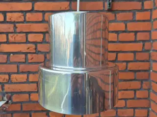 Stålblank retrolampe fra Louis Poulsen 