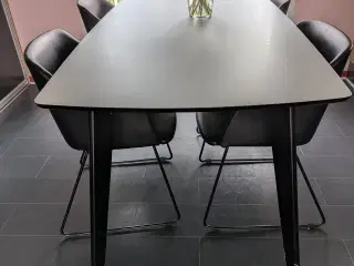 Spisebord med hvid laminatplade