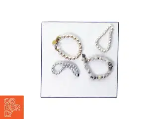 4 armbånd med perler (str. 7 cm)