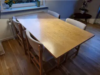 Spisebord med 4 stole fra Dansk Møbelfabrik