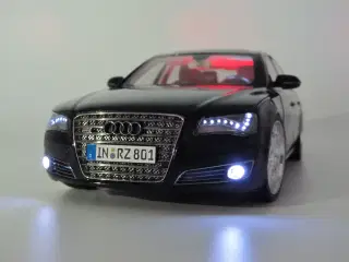 2010 Audi A8L W12 LED lys og Panoramatag 1:18  