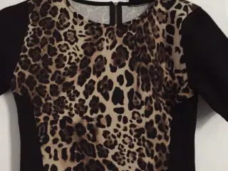 Kjole.leopard print.Brand: Warehouse./str: 40