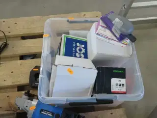 Kasse med diverse slibepapir samt vinkelsliber