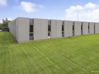 Stor, højloftet hal centr. beligg. mellem Odense og Svendb.