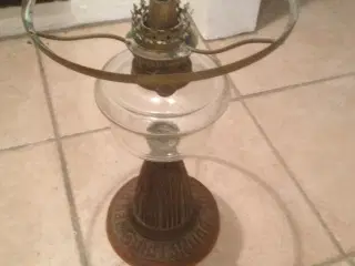 Antik lampe m. hvid glasskærm 