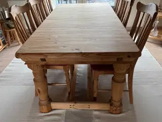 Massivt spisebord i fyrretræ incl 8 stole