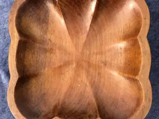 Træfad med skøn form 