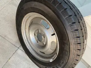 NYT dæk på stål fælge.