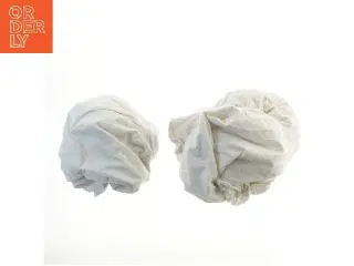 To hvide vandafvisende madrasbeskyttere fra IKEA