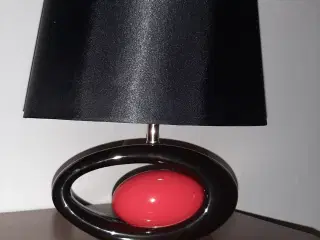 Sort/rød bordlampe i keramik