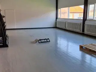 225m² lejemål ledigt 1/4 2026. Masser af udnyttelsesmuligheder..