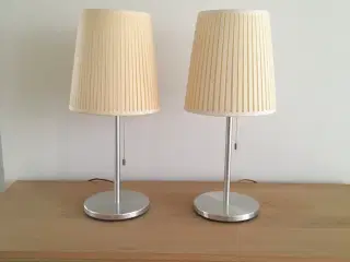 2 klassiske og smukke bordlamper på stål fod med s