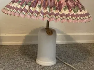 Bordlampe med blomsterskærm