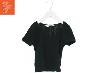 Kortærmet sort bluse med mønstret ryg fra H&M (str. 140)
