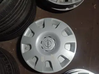 Opel hjulkapsler.