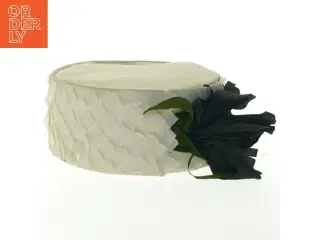 Hat med kunstig blomstdekoration fra Schackie (str. Ø 20. cm)