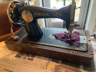 Singer antik symaskine med brugsanvisning.