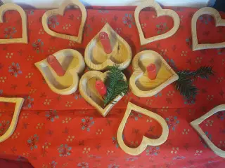 Træ-Hjerter, til pynt og som lysestager. 