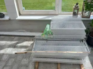 Butiksreol væghængt sælges 