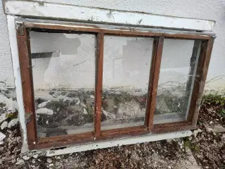 Betonkarm med trævindue  (bundhængt)