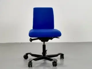 Häg h05 kontorstol med blå polster og sort stel