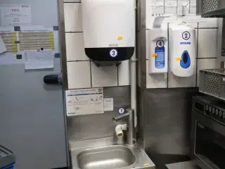 Vaskestation, papirdispenser, sæbedispenser m.m.