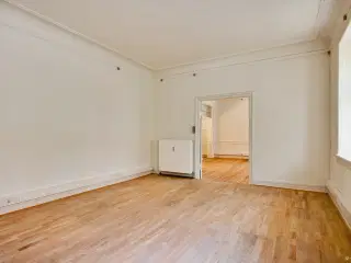 Kontor/klinik i centrum - kan udvides. Se prisen!