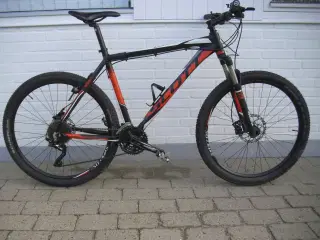 Scott MTB, med rock shox forgaffel.