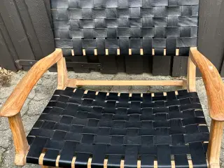 Loungestole i træ og sort læderflet.