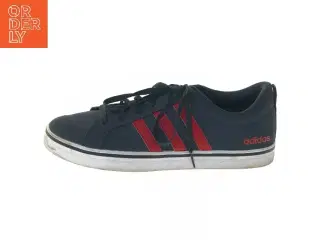 Adidas sneakers i navyblå og rød fra Adidas (str. 45,5 )