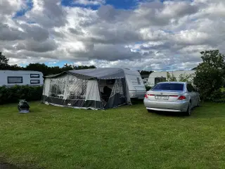 Køreklar campingvogn med fortelt