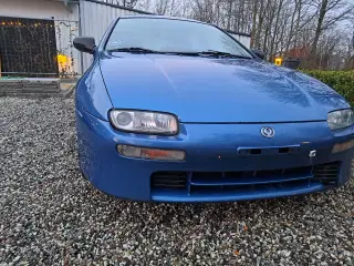 Mazda 323F 1998. 