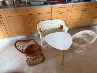 Bord 150krsofa 150kr 50kr pr stol i alt 400kr