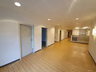 Momsfrit - flot lejemål til klinik, kontor m.m. - i alt ca. 393 kvm