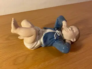 Royal Copenhagen baby som ligger på ryggen 4669