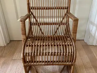 Smuk retro børne gyngestol i rå rattan 