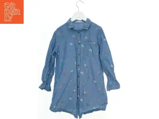 Blå skjorte med sommerfugletryk fra H&M (str. 128)