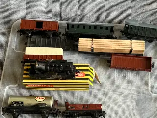 TRIX togvogne og skinner (nogle vogne i kasser)