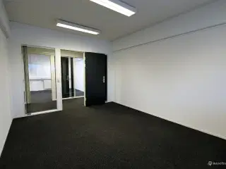 Bynært kontor med parkeringsplads og alt inklusiv!