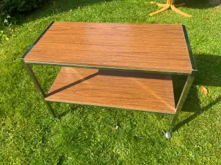 Elegant rullebord / sidebord i træ og krom