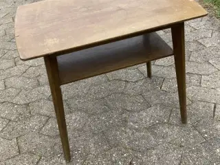 Sidebord eller sofabord med hylde