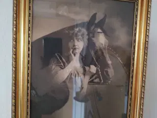 Et retro hestebillede hvor pigen står ved hesten