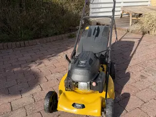 Benzindrevet plæneklipper af mærket Te