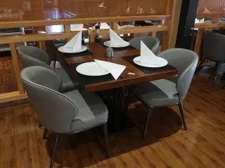 3 borde og 12 nye stole