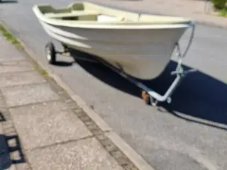 Saga7 jolle med ophalervogn og motor