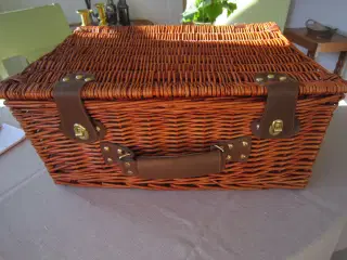 Picnickurv med porcelænsservice til to